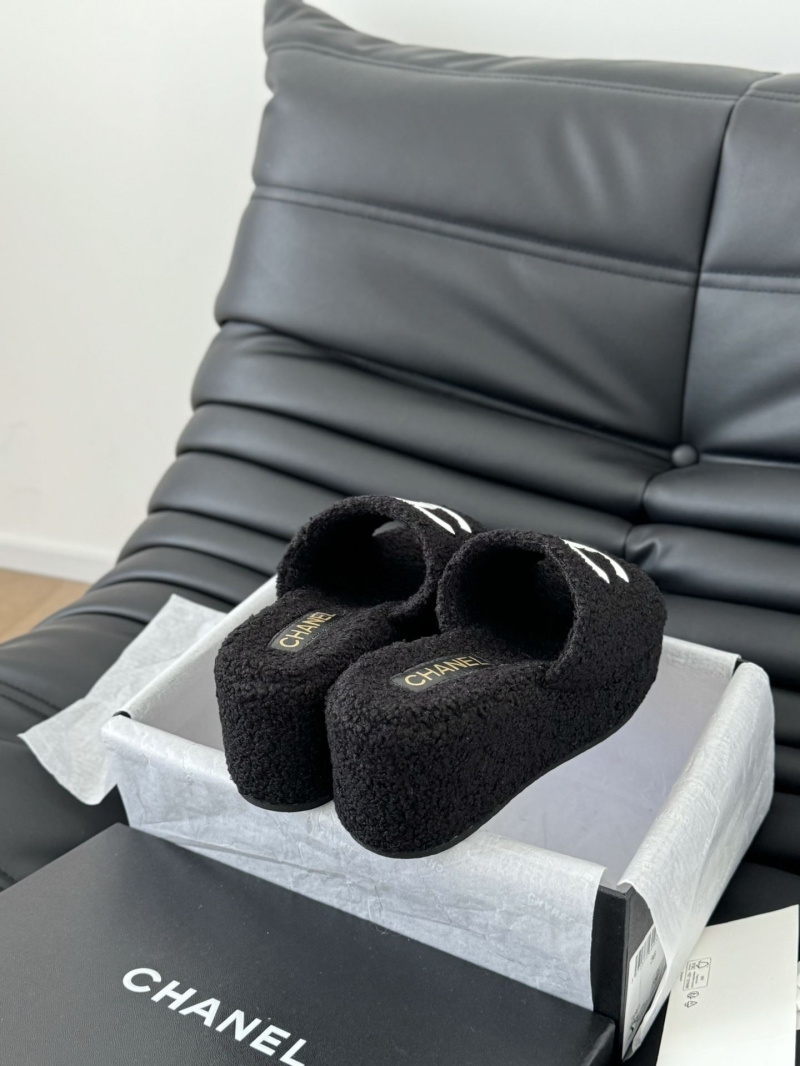 Ch**el slippers